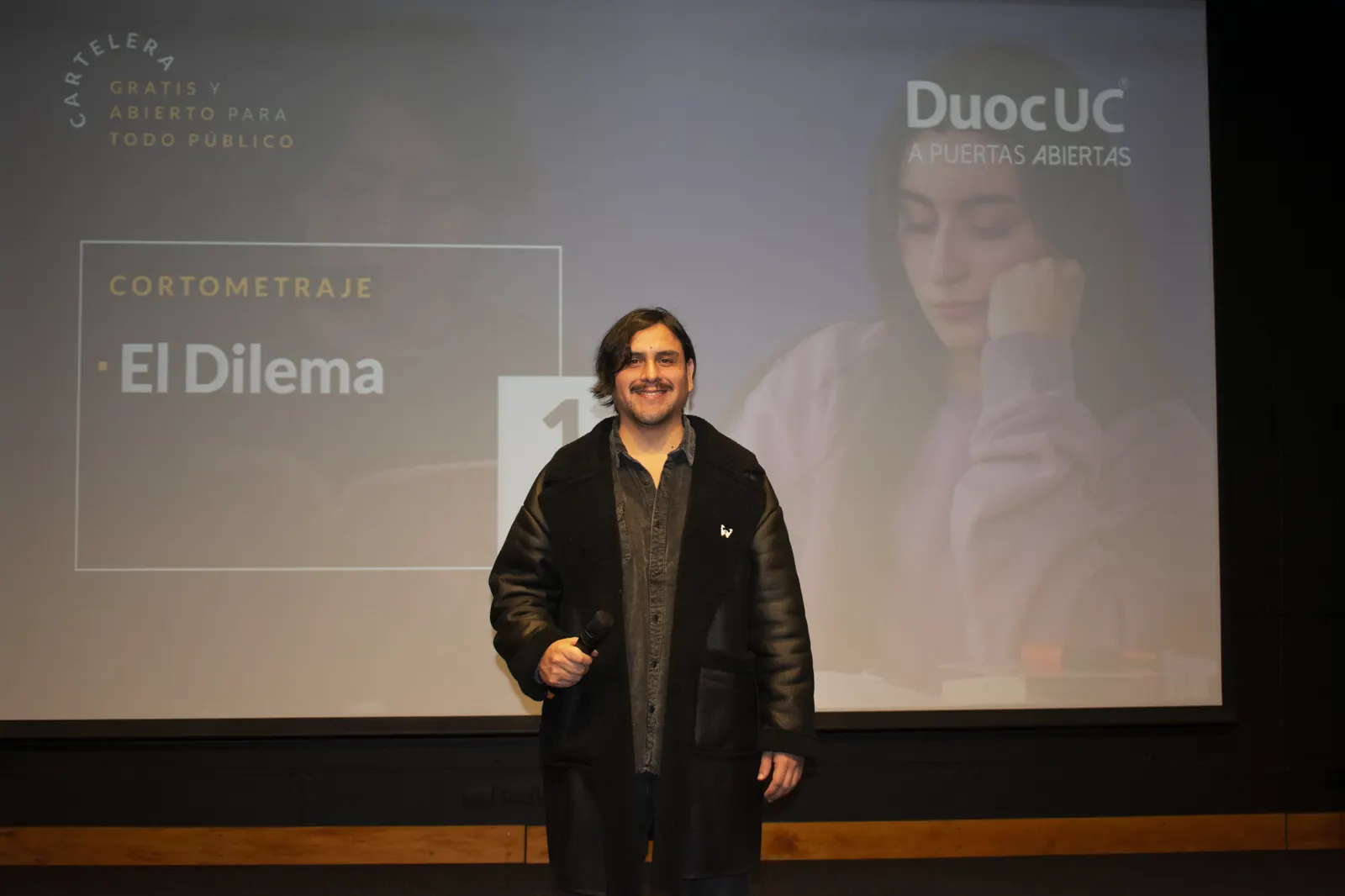 Fundador de Kuchitril en una presentación audiovisual